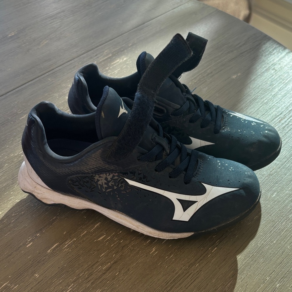 Mizuno Black and White Athletic Shoes